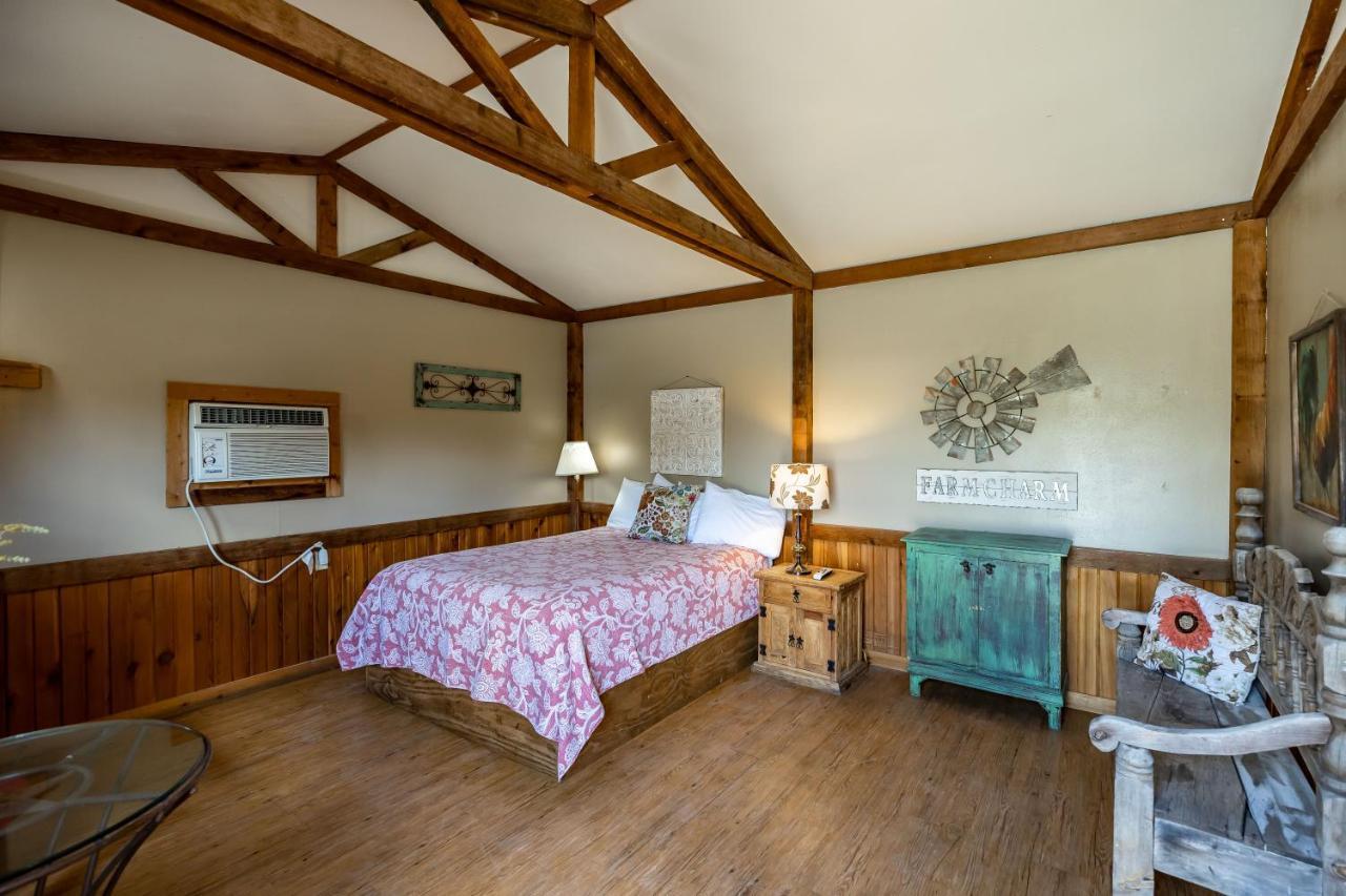 The Historic Leakey Inn Exterior photo