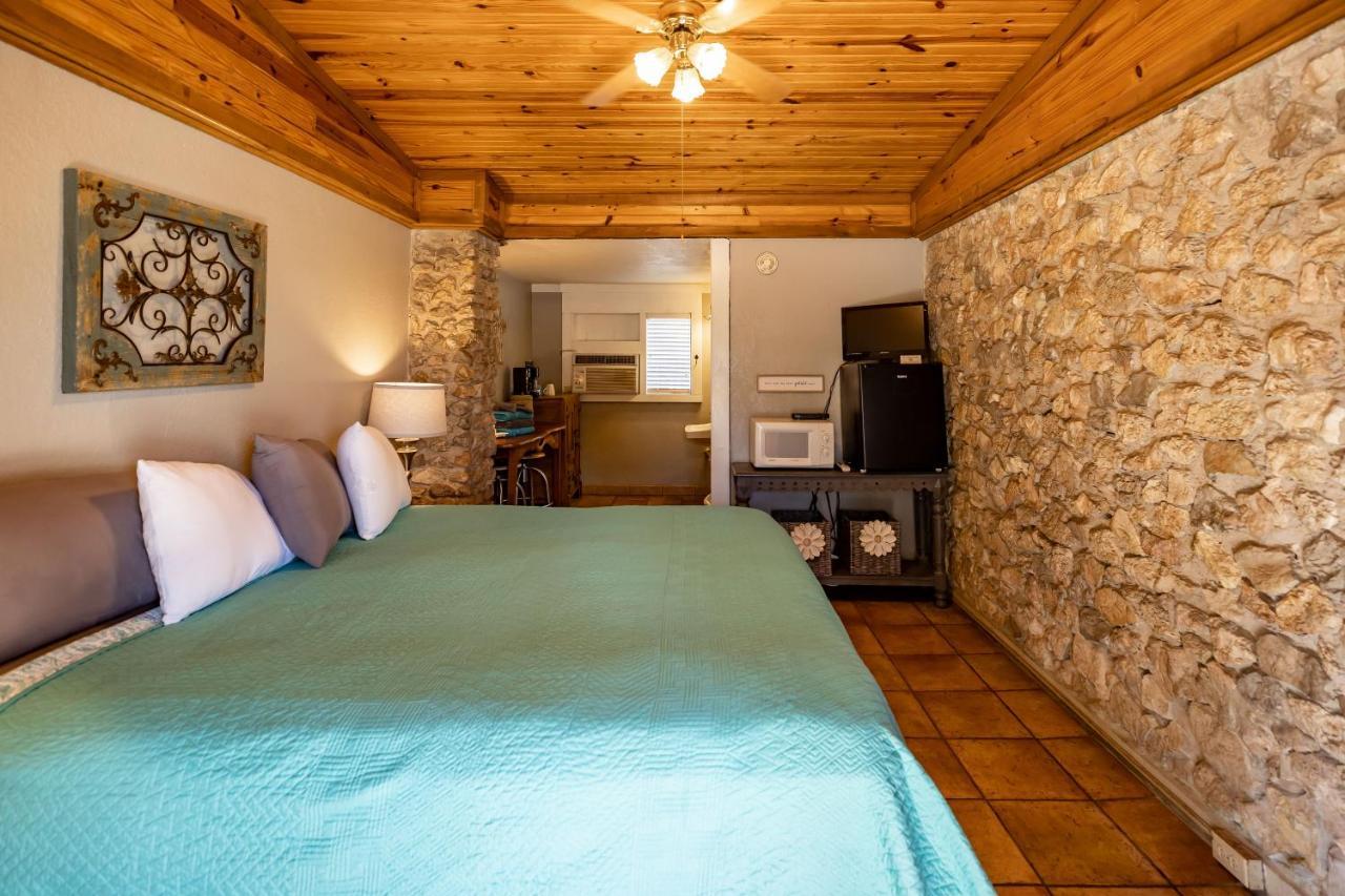 The Historic Leakey Inn Exterior photo