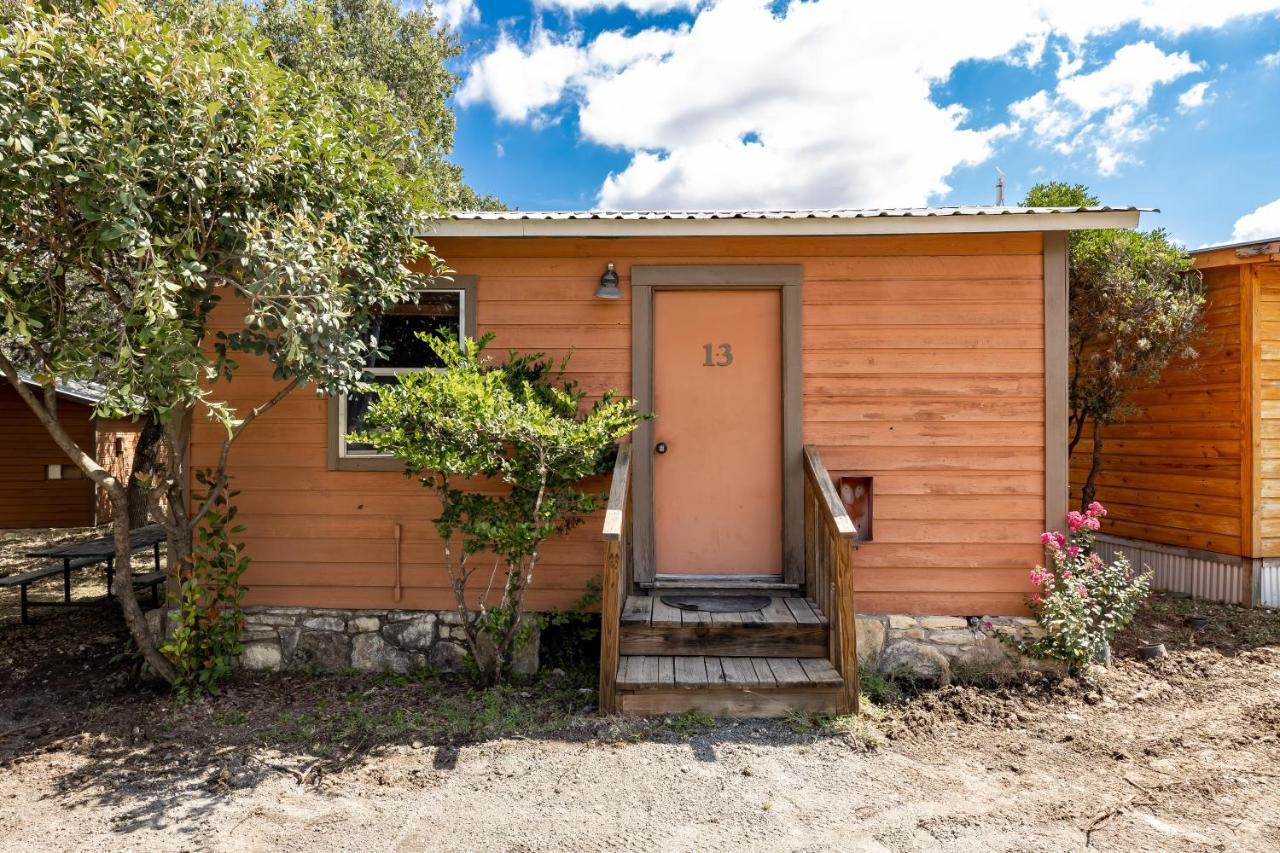 The Historic Leakey Inn Exterior photo