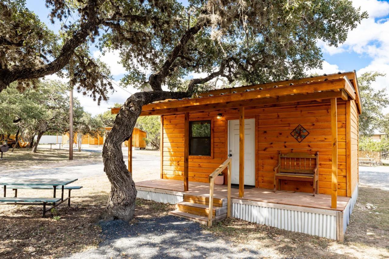 The Historic Leakey Inn Exterior photo