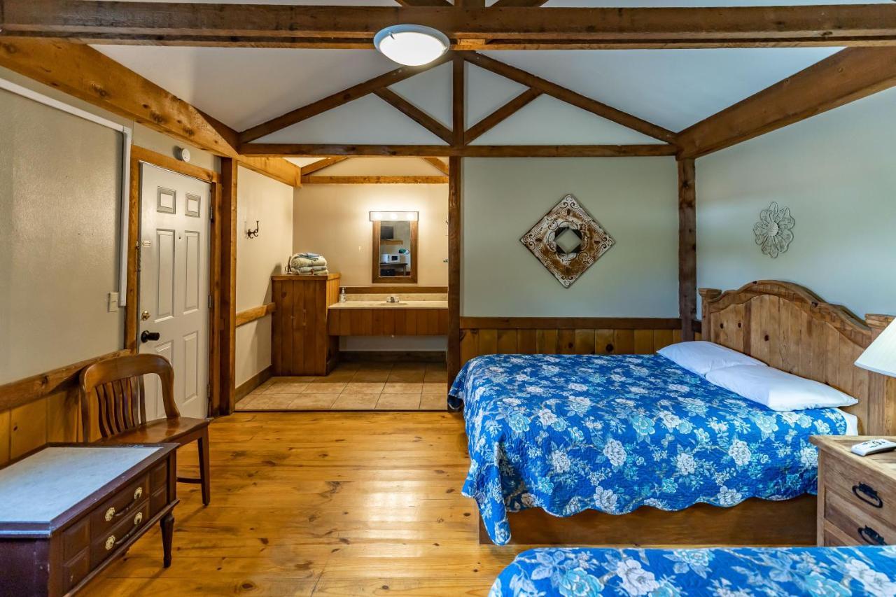 The Historic Leakey Inn Exterior photo