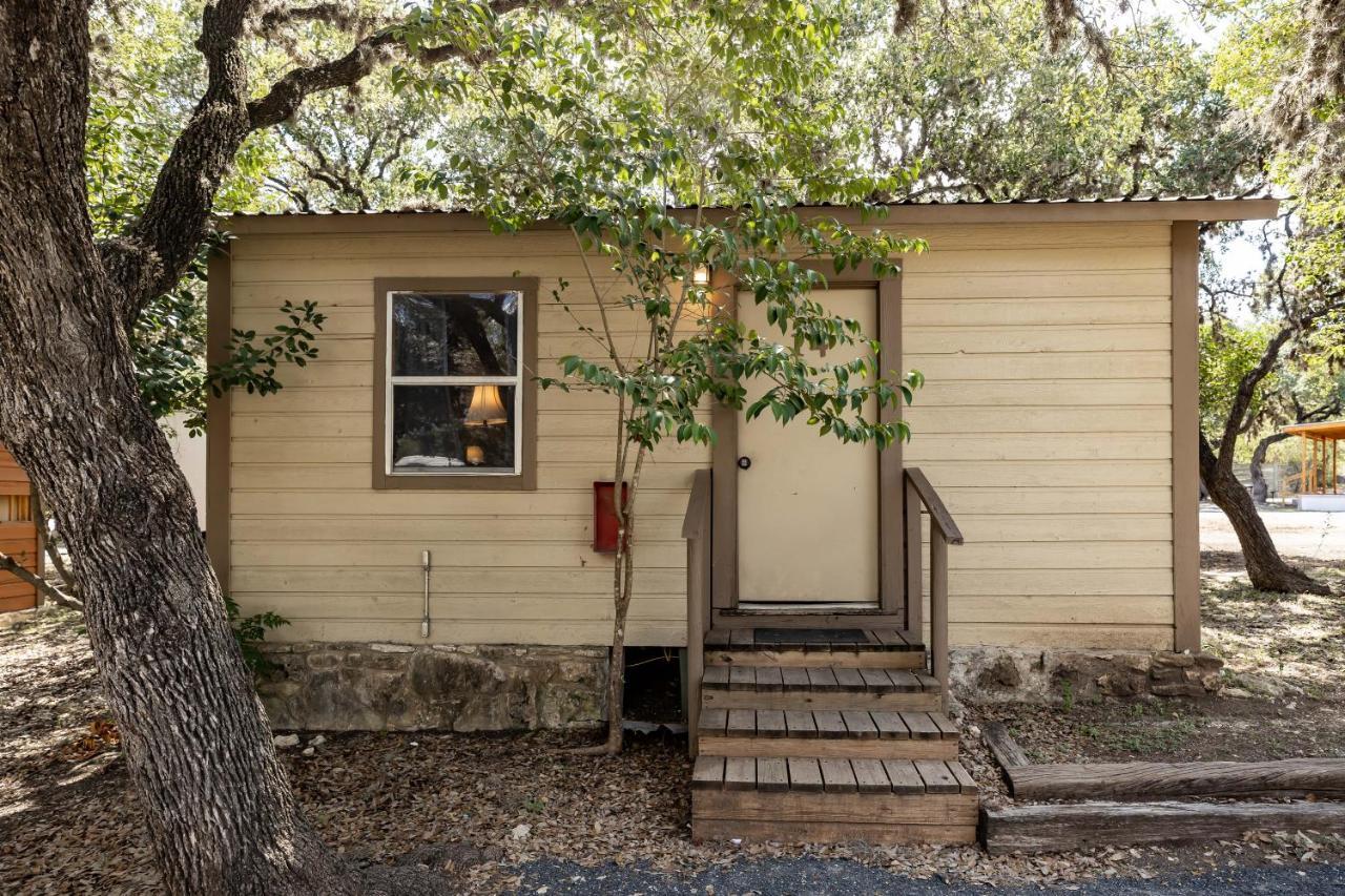 The Historic Leakey Inn Exterior photo