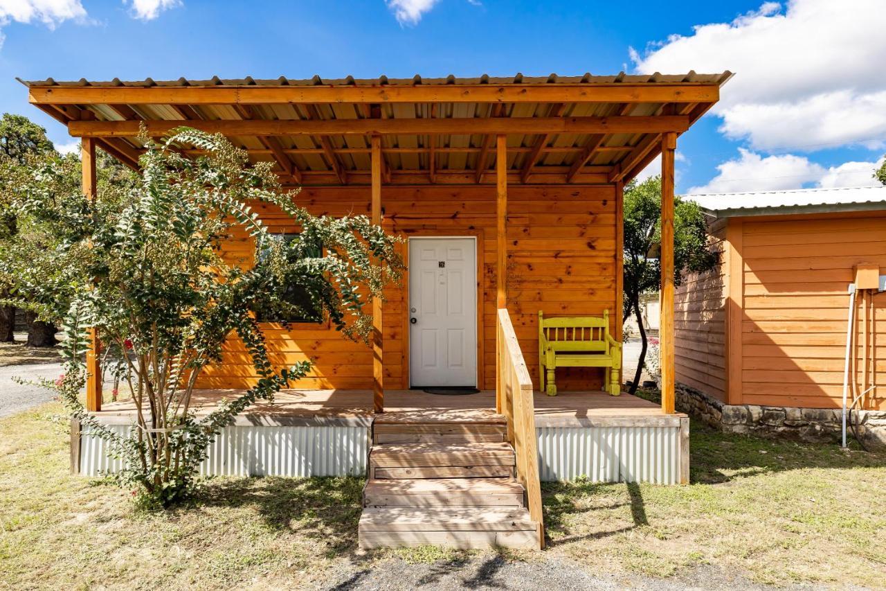 The Historic Leakey Inn Exterior photo