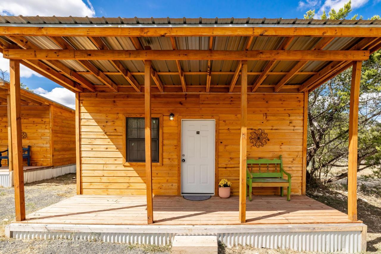 The Historic Leakey Inn Exterior photo