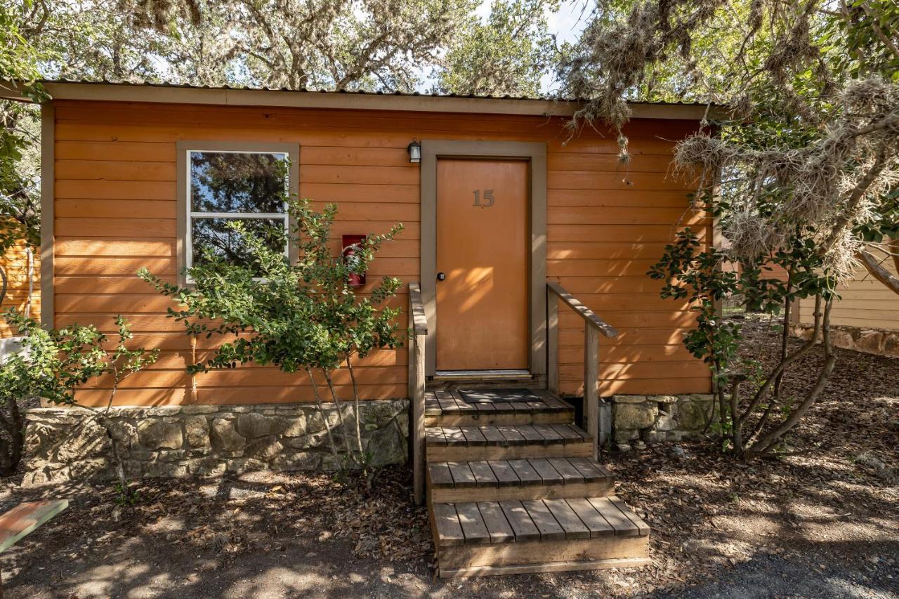 The Historic Leakey Inn Exterior photo