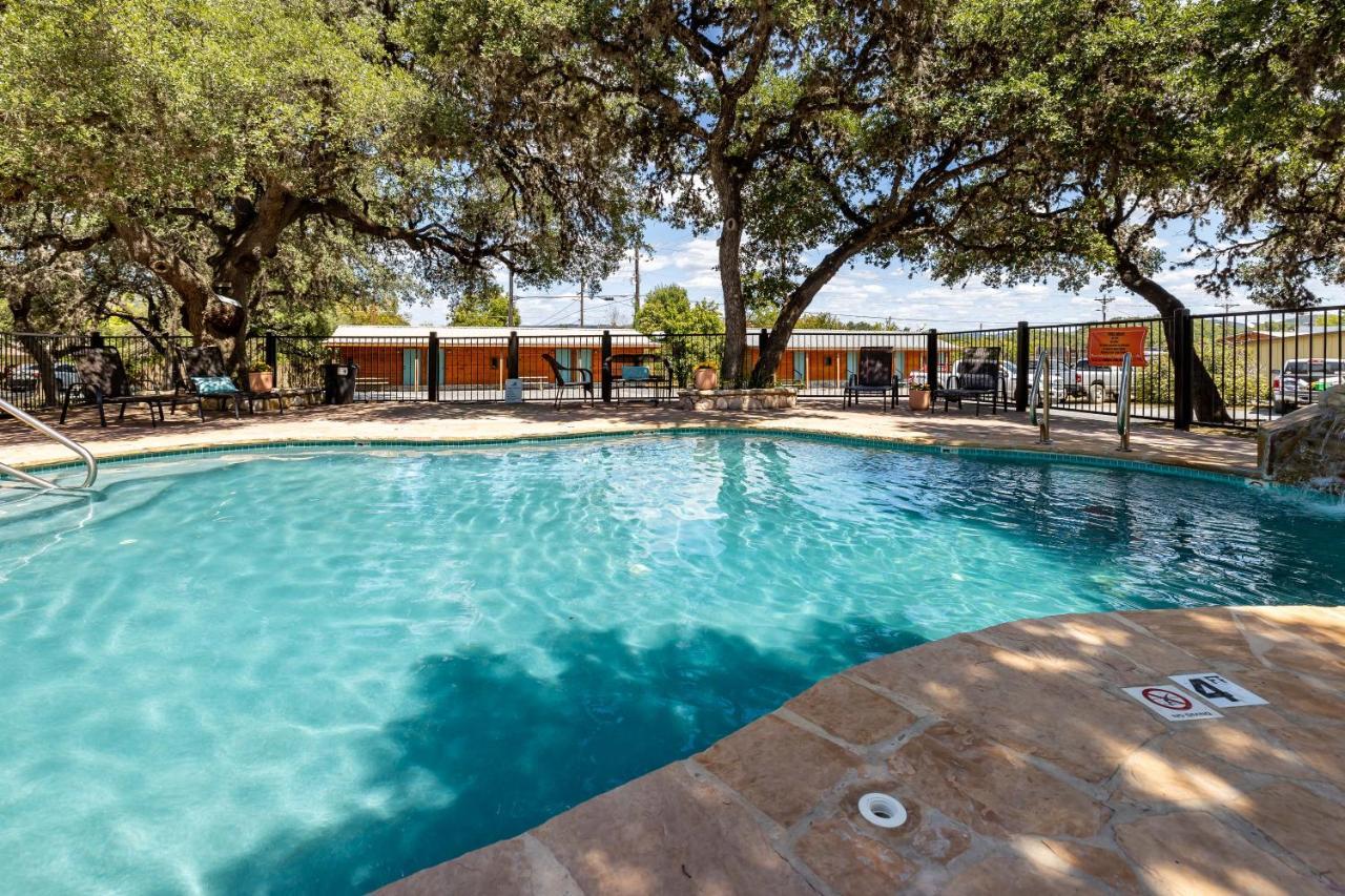 The Historic Leakey Inn Exterior photo