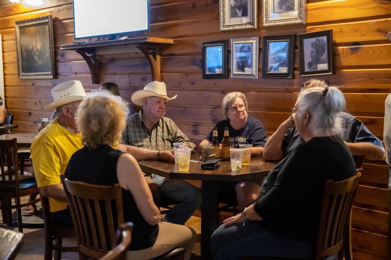 The Historic Leakey Inn Exterior photo