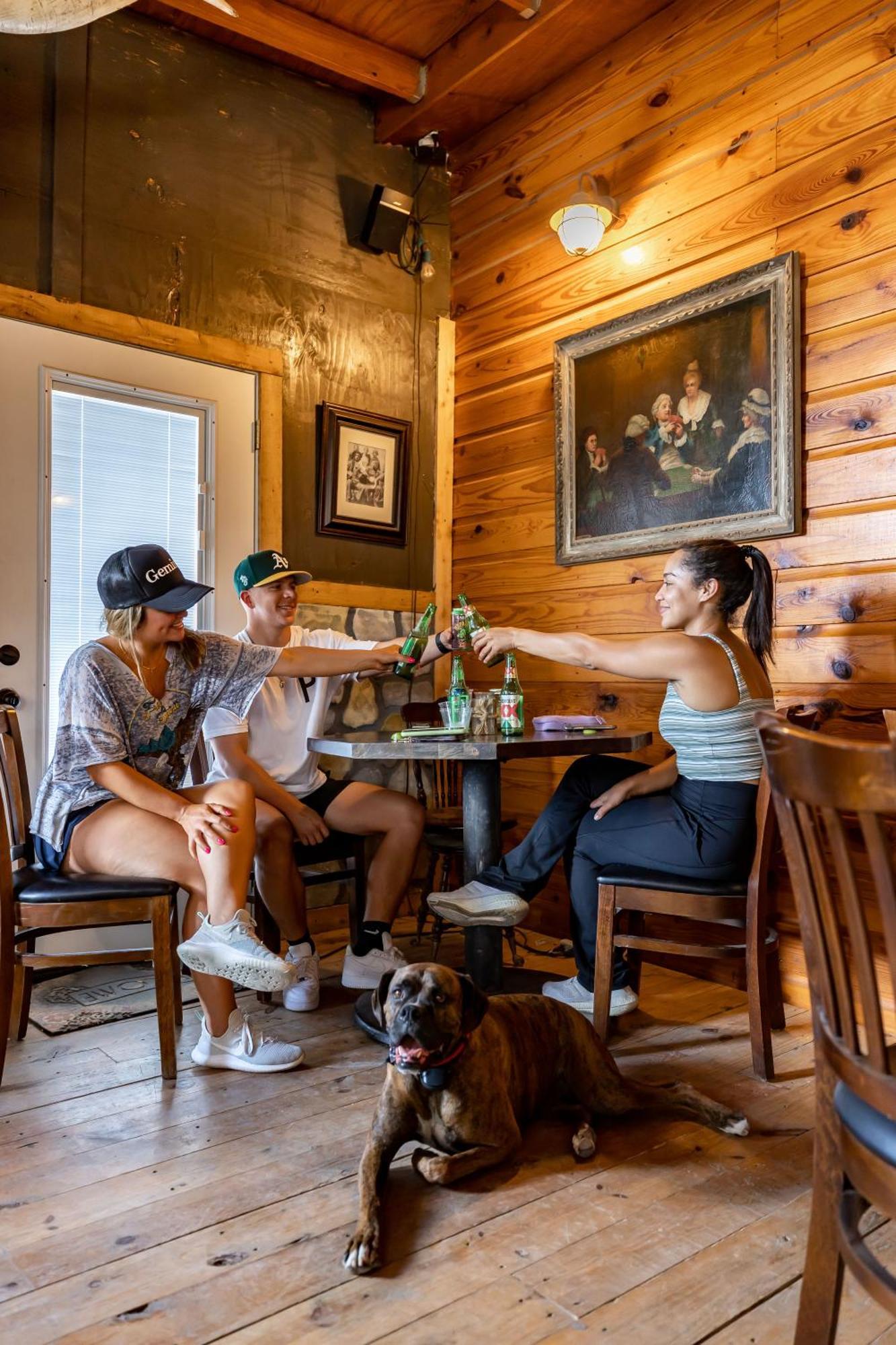 The Historic Leakey Inn Exterior photo